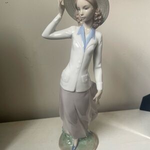 Lladro Breezy afternoon. Spain porcelain #5682 no returns Please ask questions!